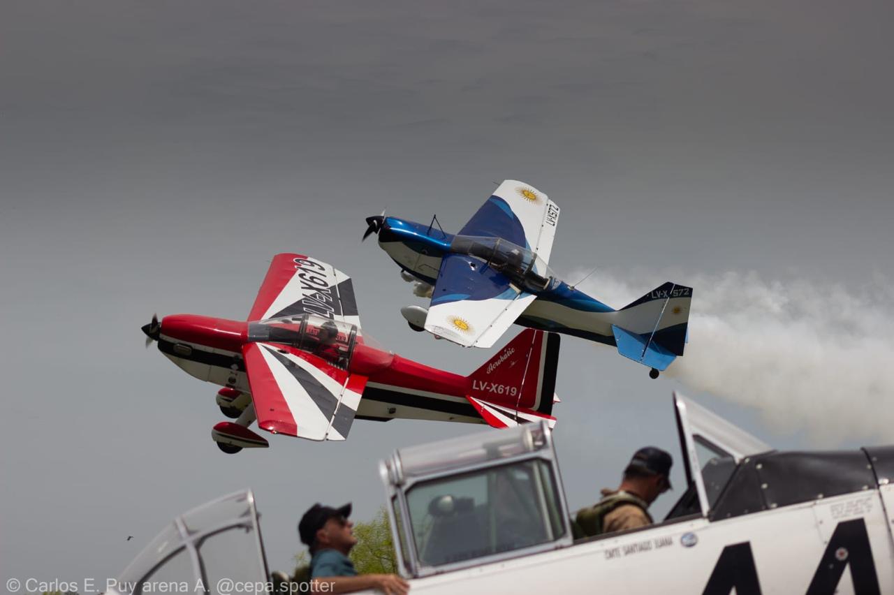 Dos aeronaves acrobaticas realizando una demostracion coordinada