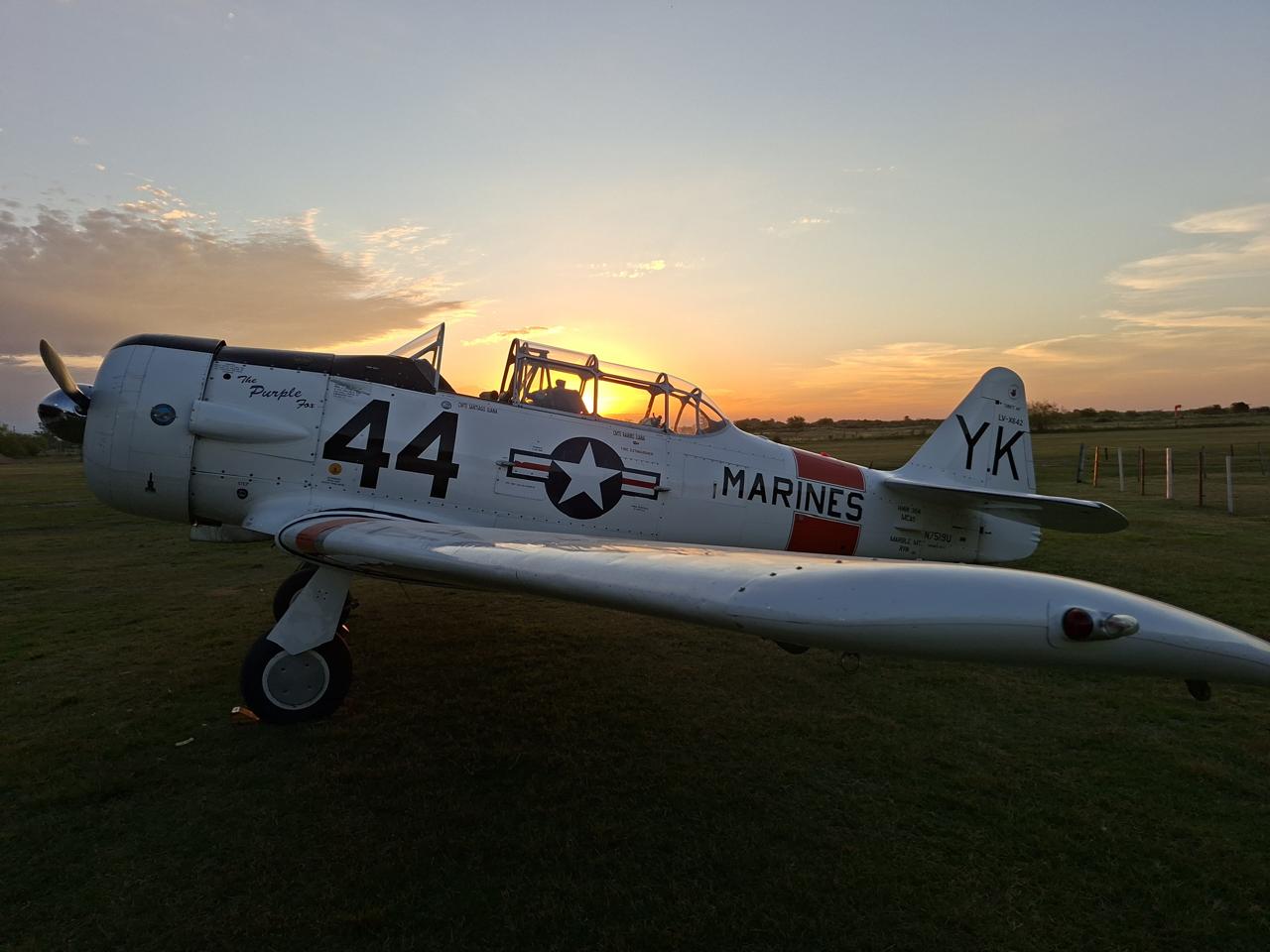 Aeronave historica exhibida al atardecer en el Aeroclub de Escobar