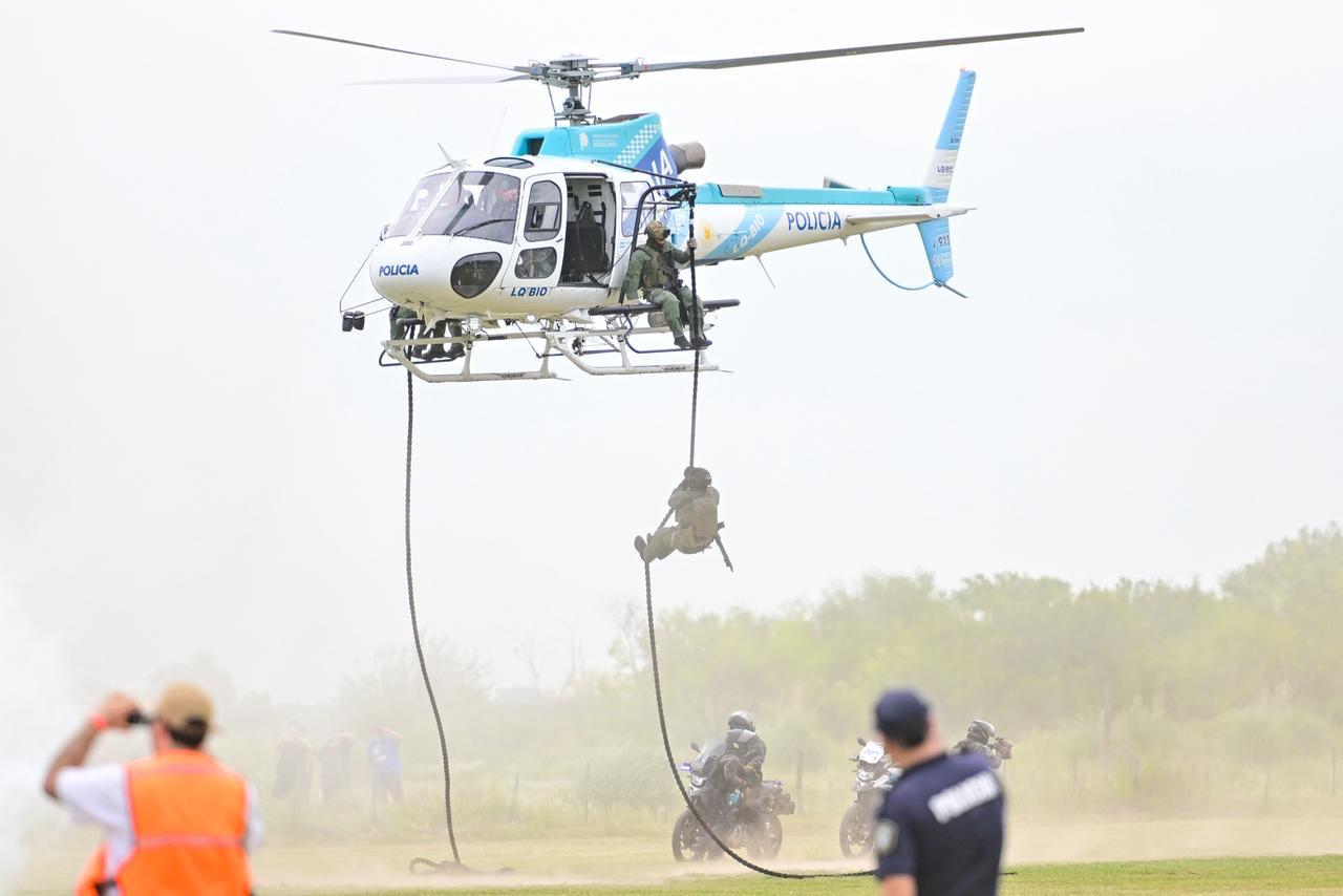 Helicoptero policial durante una demostracion de seguridad