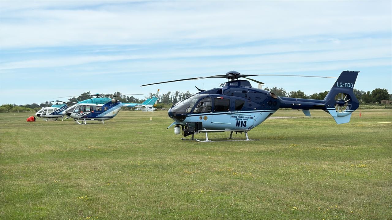 Helicopteros de fuerzas de seguridad en exposicion estatica